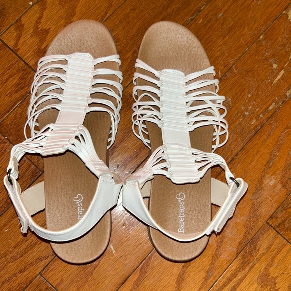 Baretraps white spring sandal size 10 m Velcro closure.